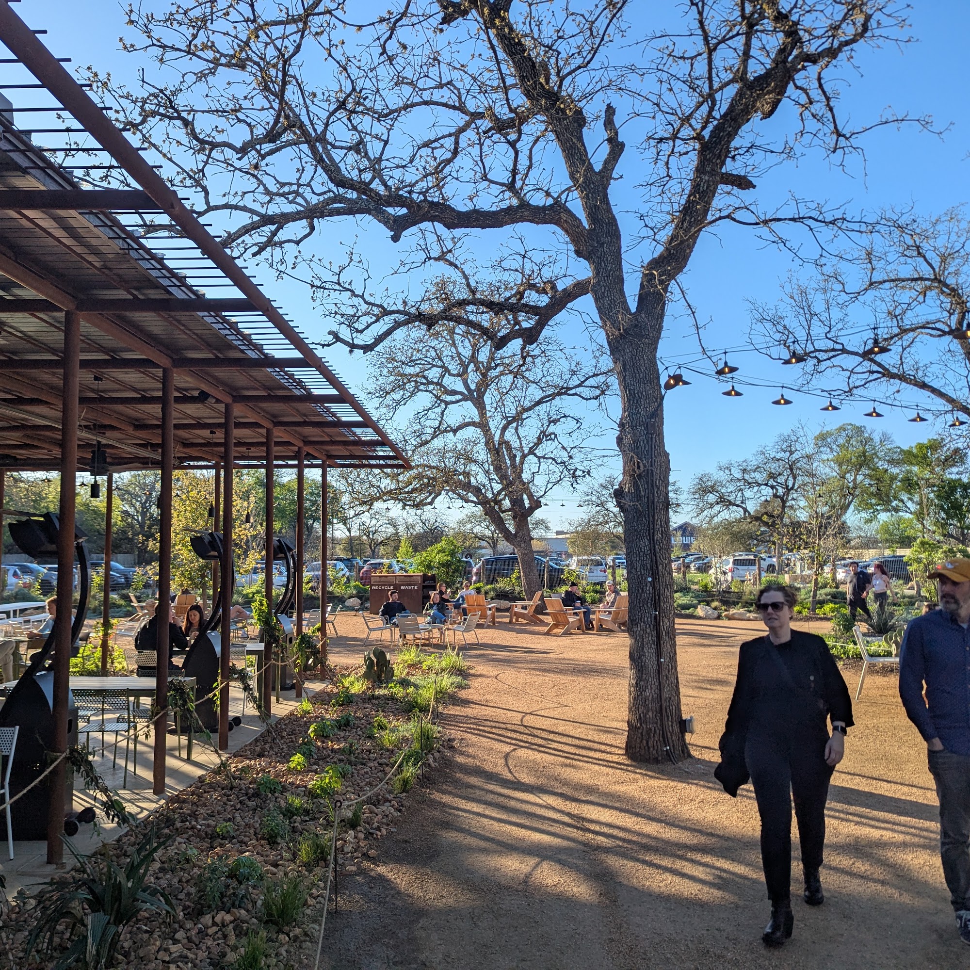 Leona Botanical Cafe & Bar