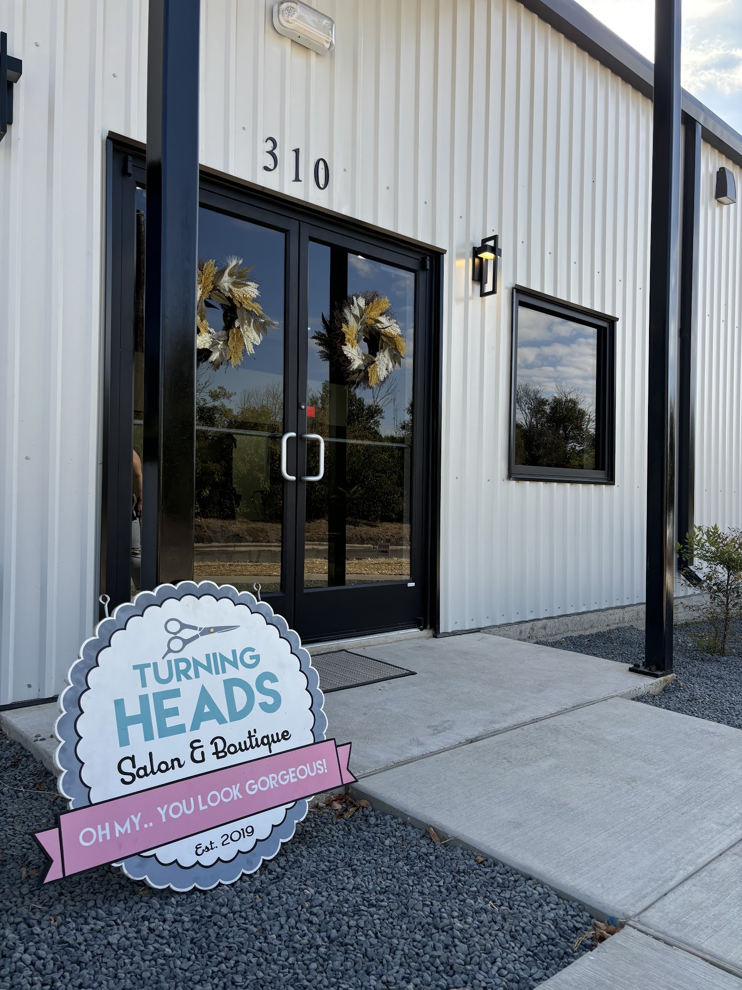 Turning Heads Salon 310 Burkett St, Taylor Texas 76574