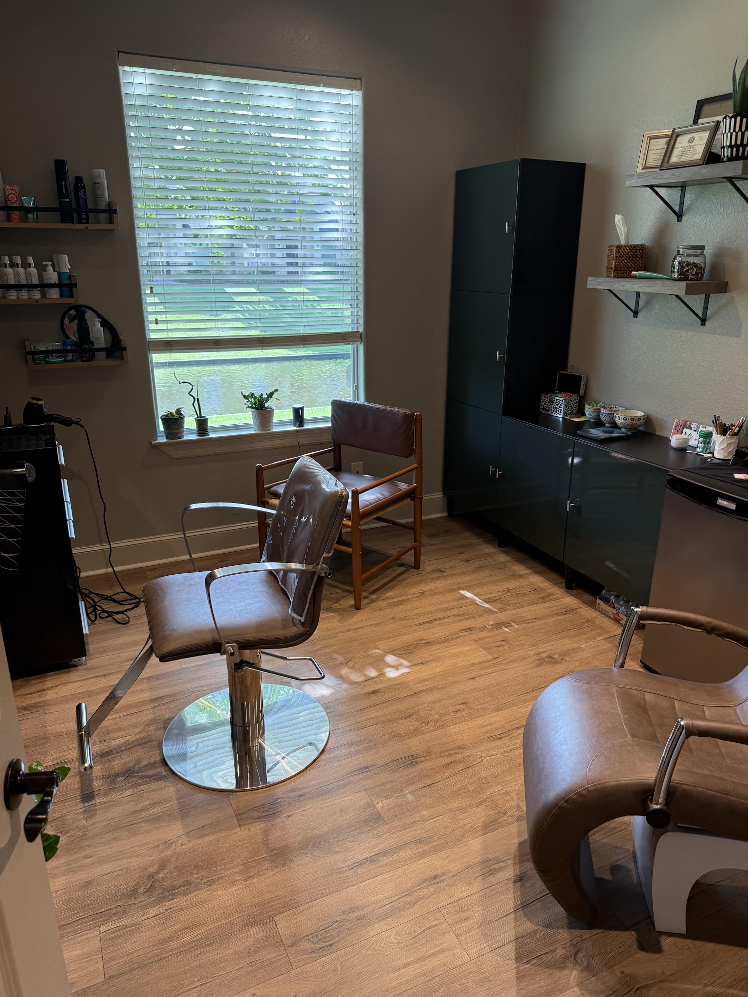 Luxe Avenue Salons & Spas 11619 Spring Cypress Rd Unit C, Tomball Texas 77377