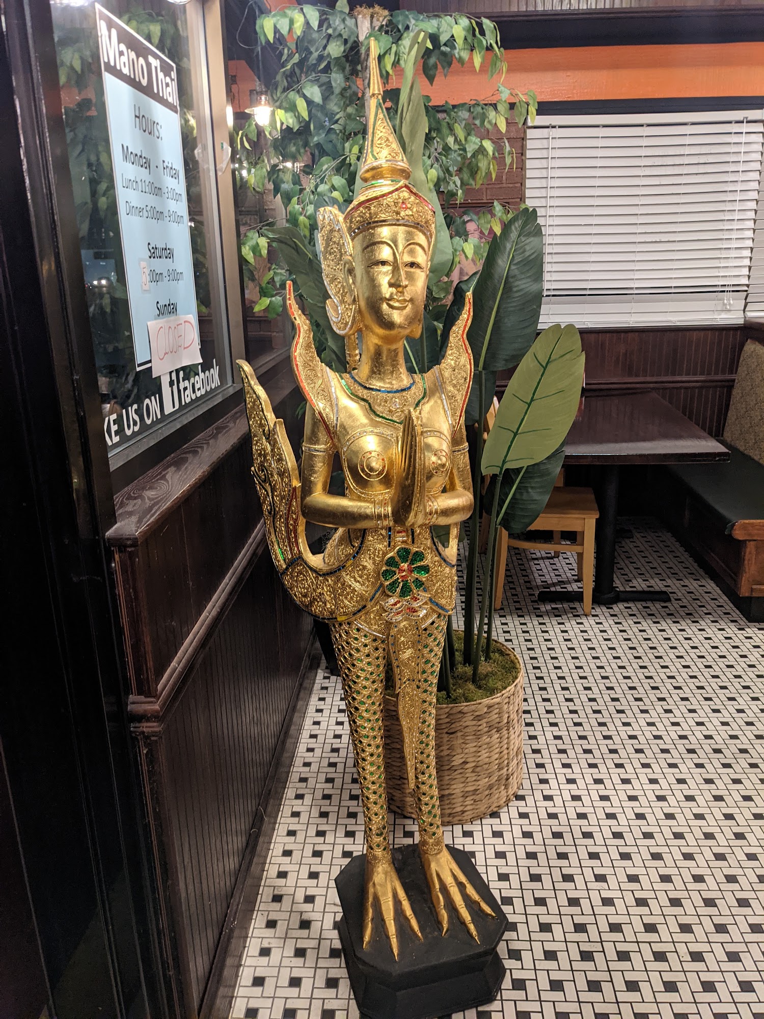 Mano Thai Diner South Salt Lake