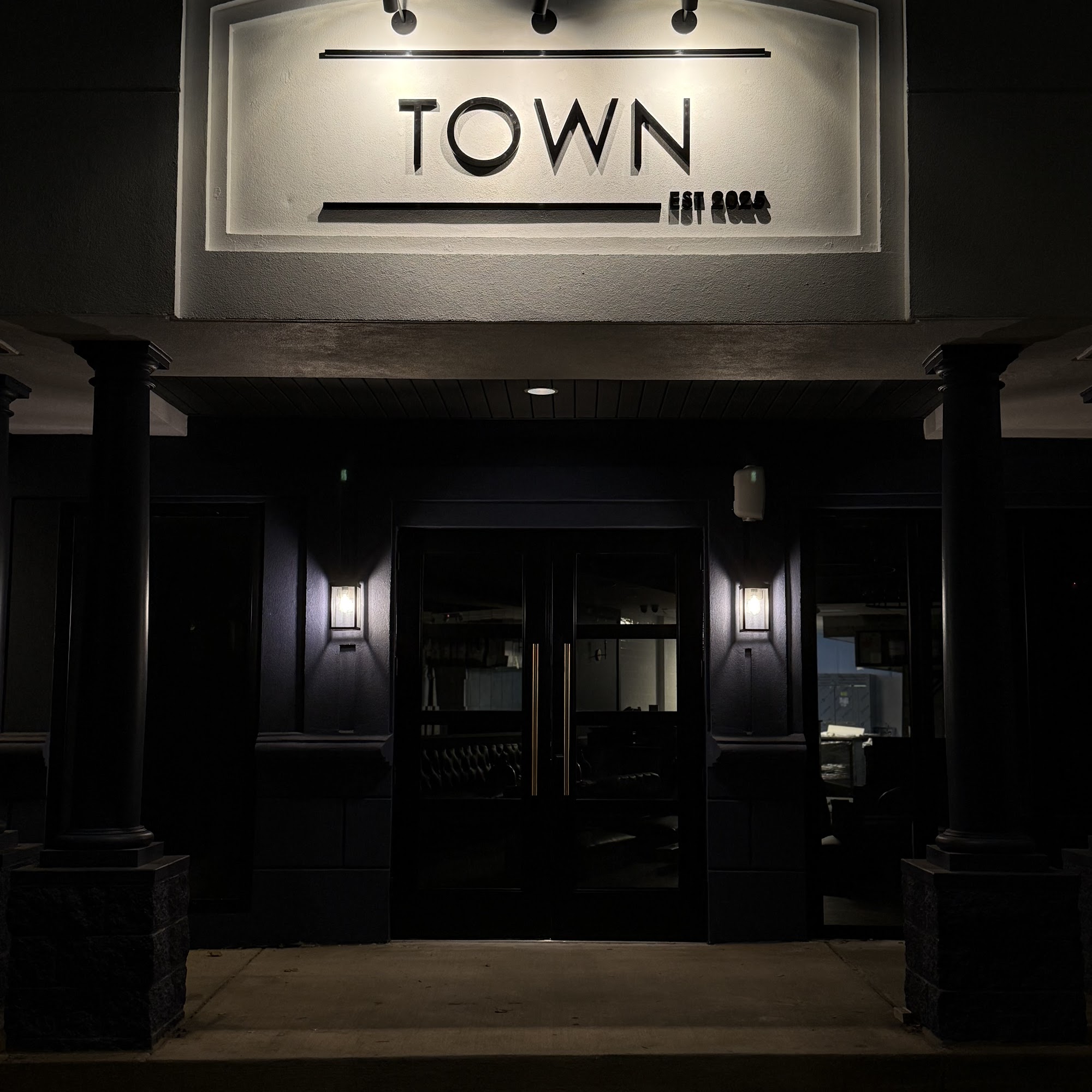 Town Kitchen & Bar 6671 Old Dominion Dr, McLean, VA 22101
