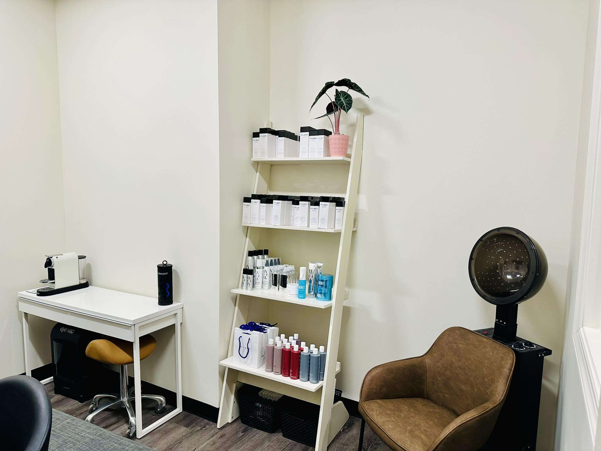 Beauty salon 14000 S Carriage Ln, Midlothian Virginia 23114