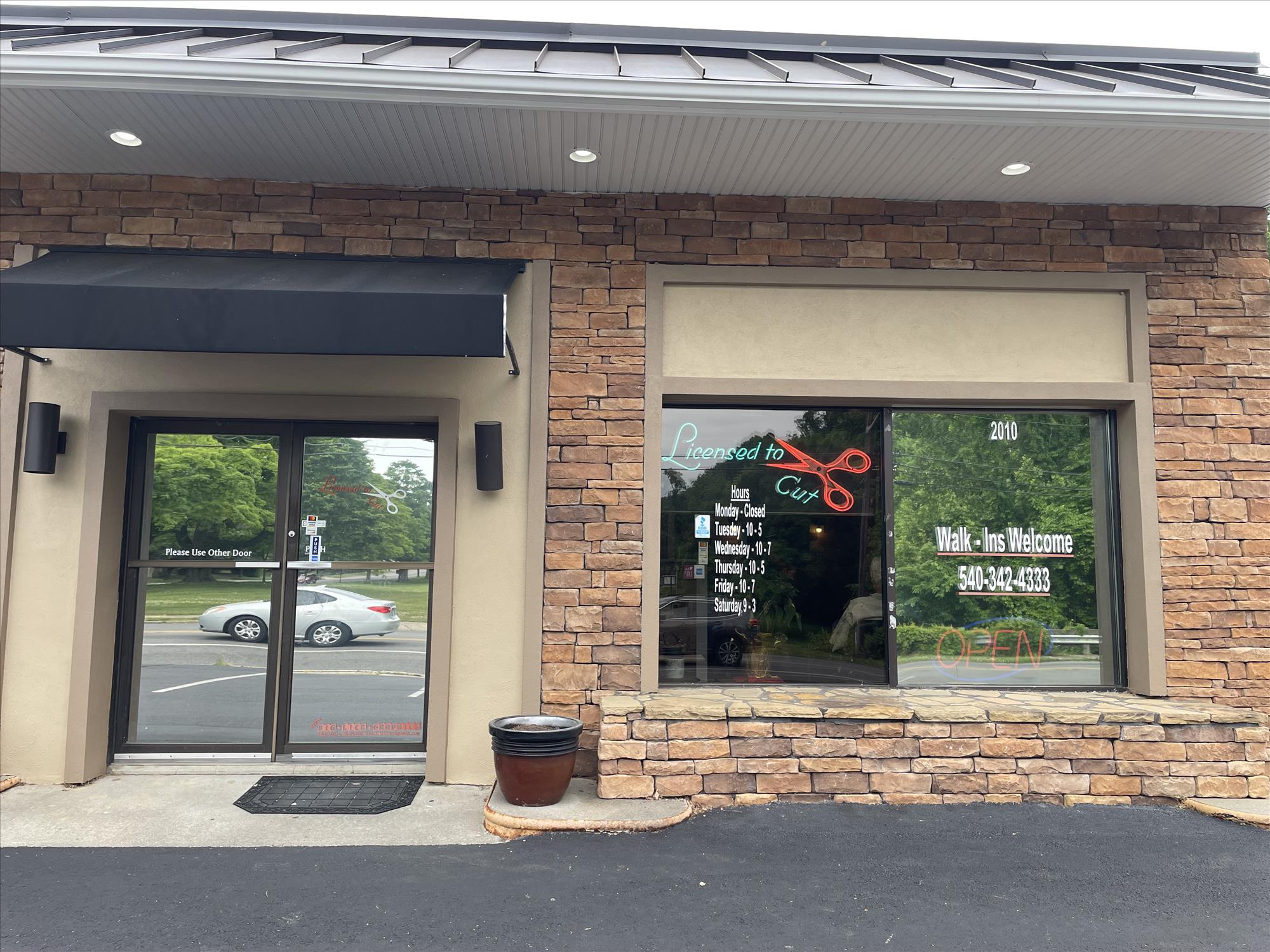 Licensed to Cut 2010 Brambleton Ave SW, Roanoke Virginia 24015