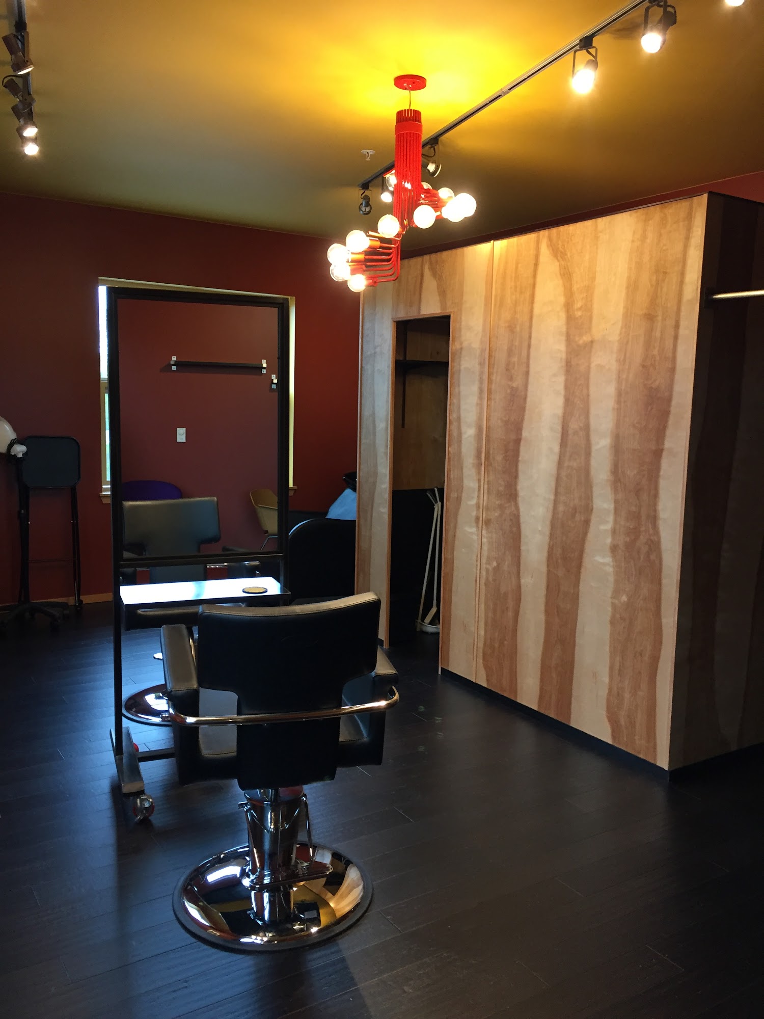 goldpop salon 3417 Evanston Ave N #202, Seattle Washington 98103