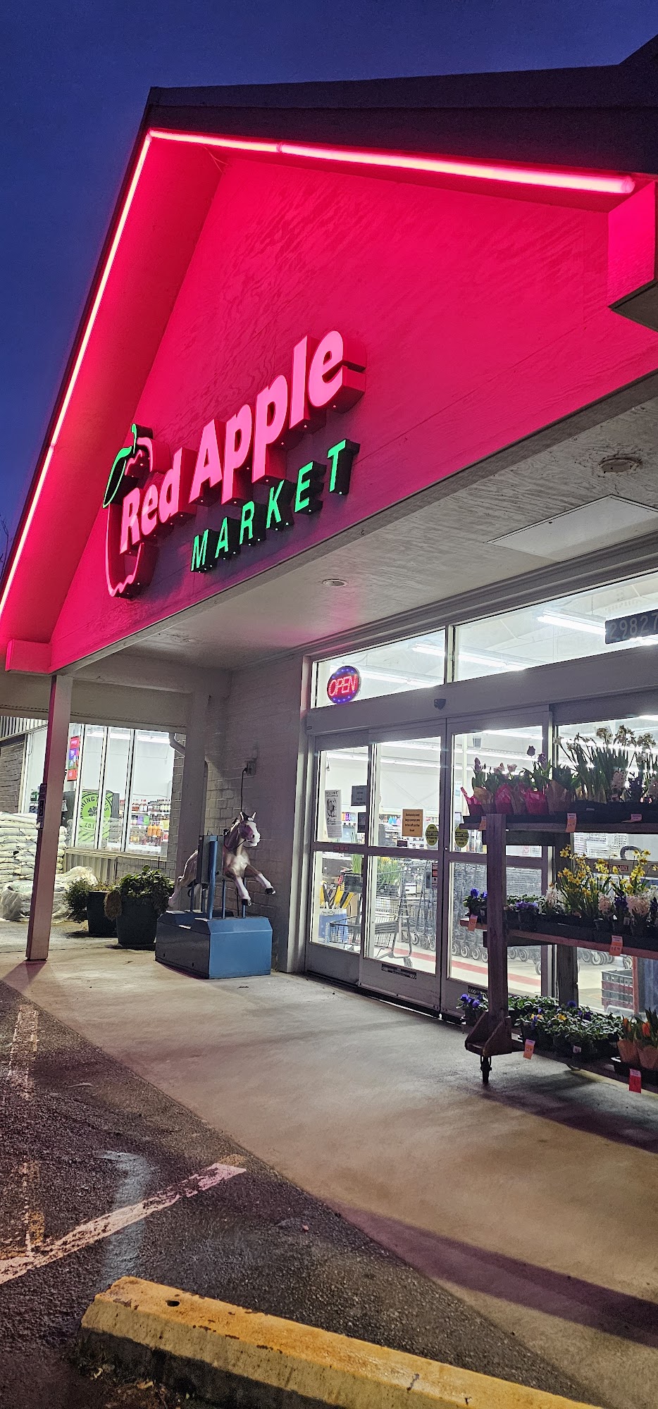 Red Apple Market