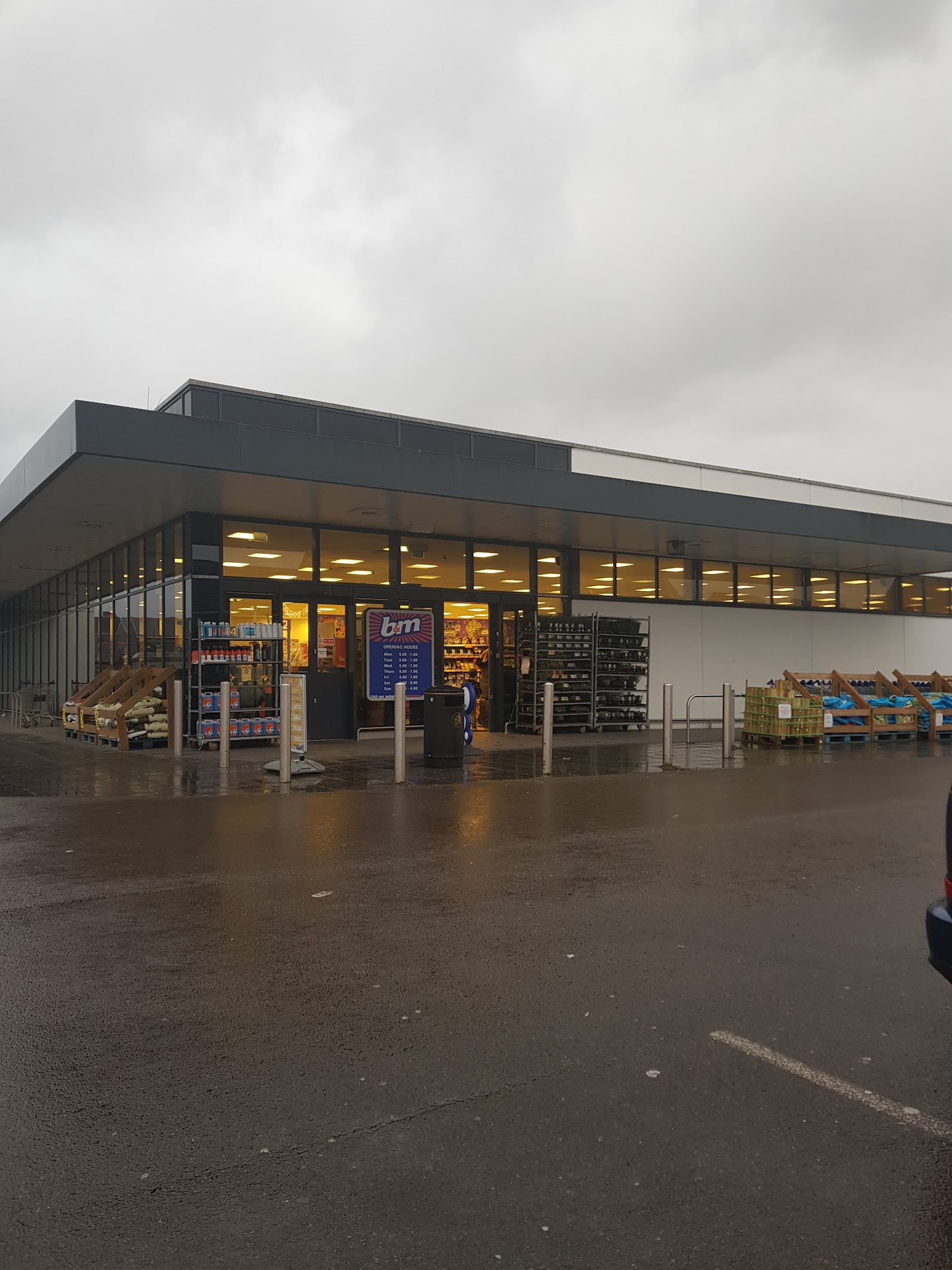 B&M Store