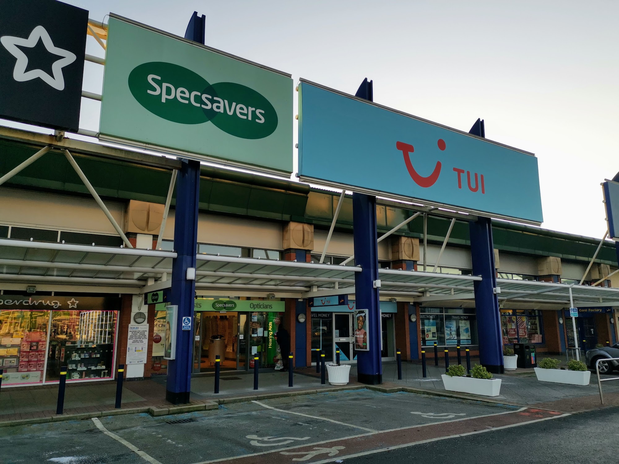 Specsavers Opticians and Audiologists - Leeds - Crown Point
