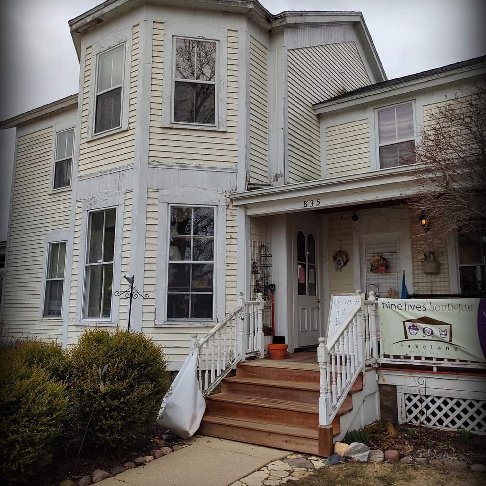 9 Lives Boutique - Owned & Operated By Lakeland Animal Shelter Lake Geneva