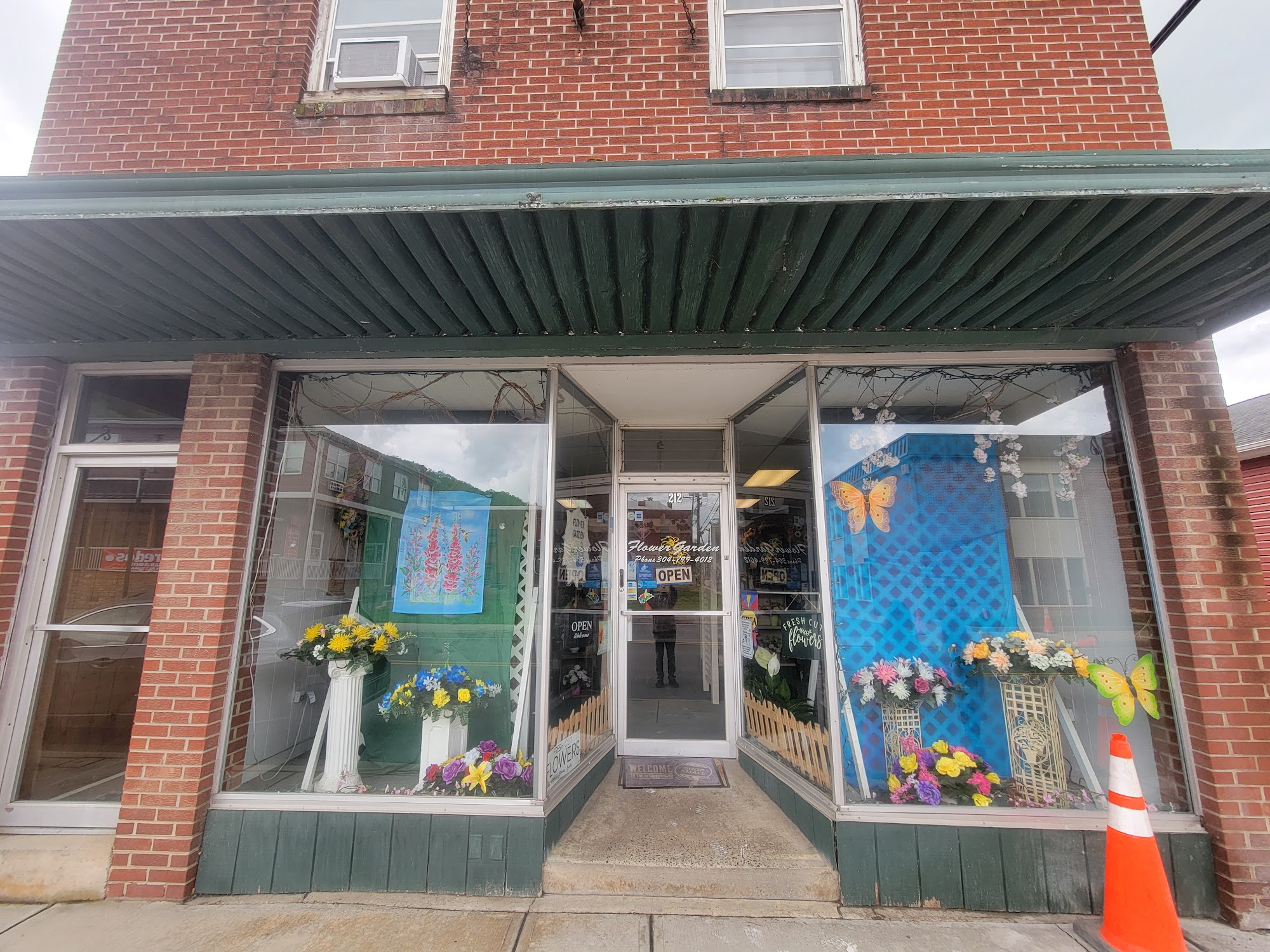 Flower Garden 212 8th St, Marlinton West Virginia 24954